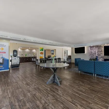 Quality Inn & Suites Airport-3